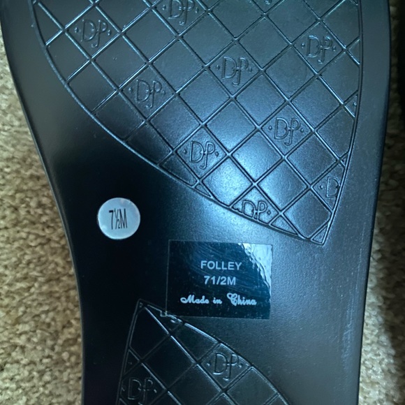 NWOT. Donald Pliner sandals. - Picture 7 of 9